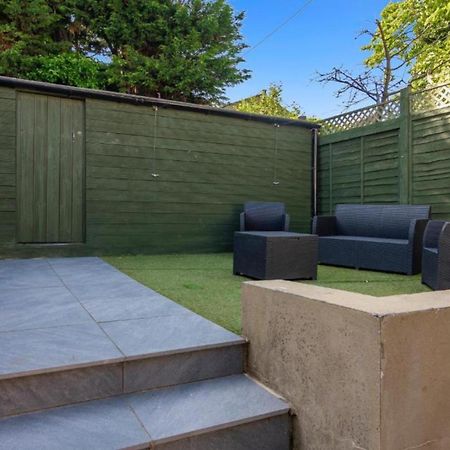 Onsitestays - Tranquil 2 Bedroom Apartment With Large Kitchen, Private Garden Near Wimbledon Station Лондон Екстер'єр фото