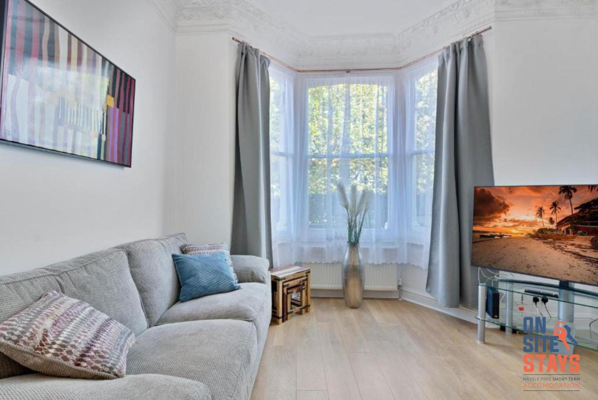 Onsitestays - Tranquil 2 Bedroom Apartment With Large Kitchen, Private Garden Near Wimbledon Station Лондон Екстер'єр фото