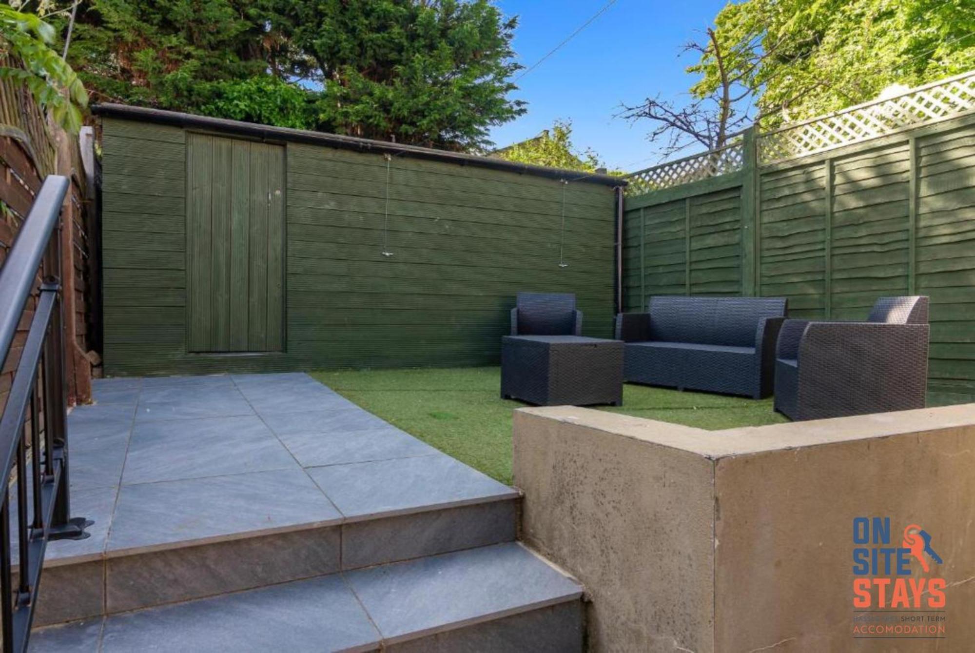Onsitestays - Tranquil 2 Bedroom Apartment With Large Kitchen, Private Garden Near Wimbledon Station Лондон Екстер'єр фото