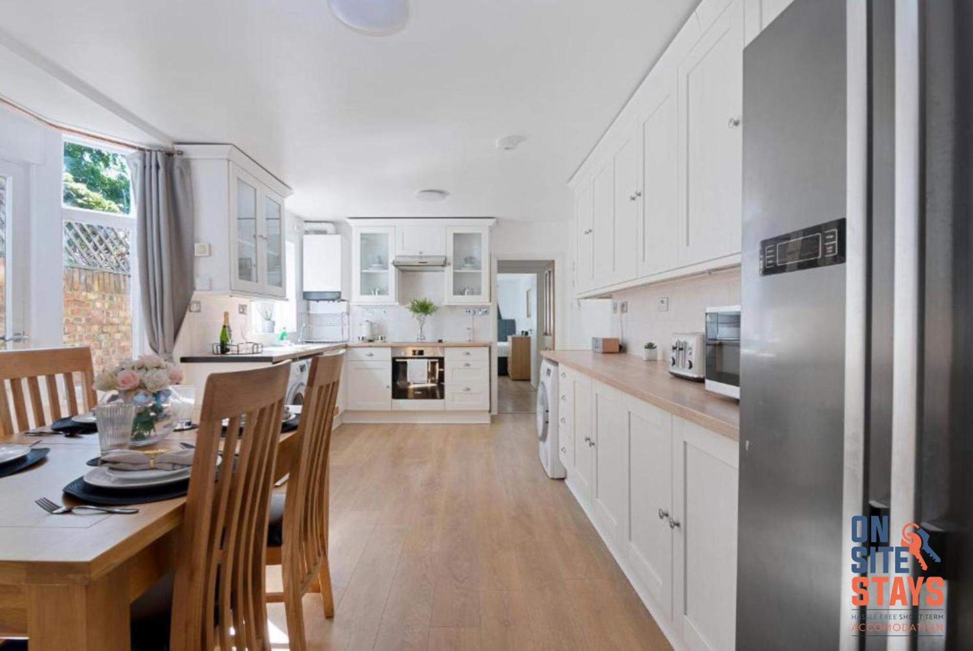 Onsitestays - Tranquil 2 Bedroom Apartment With Large Kitchen, Private Garden Near Wimbledon Station Лондон Екстер'єр фото