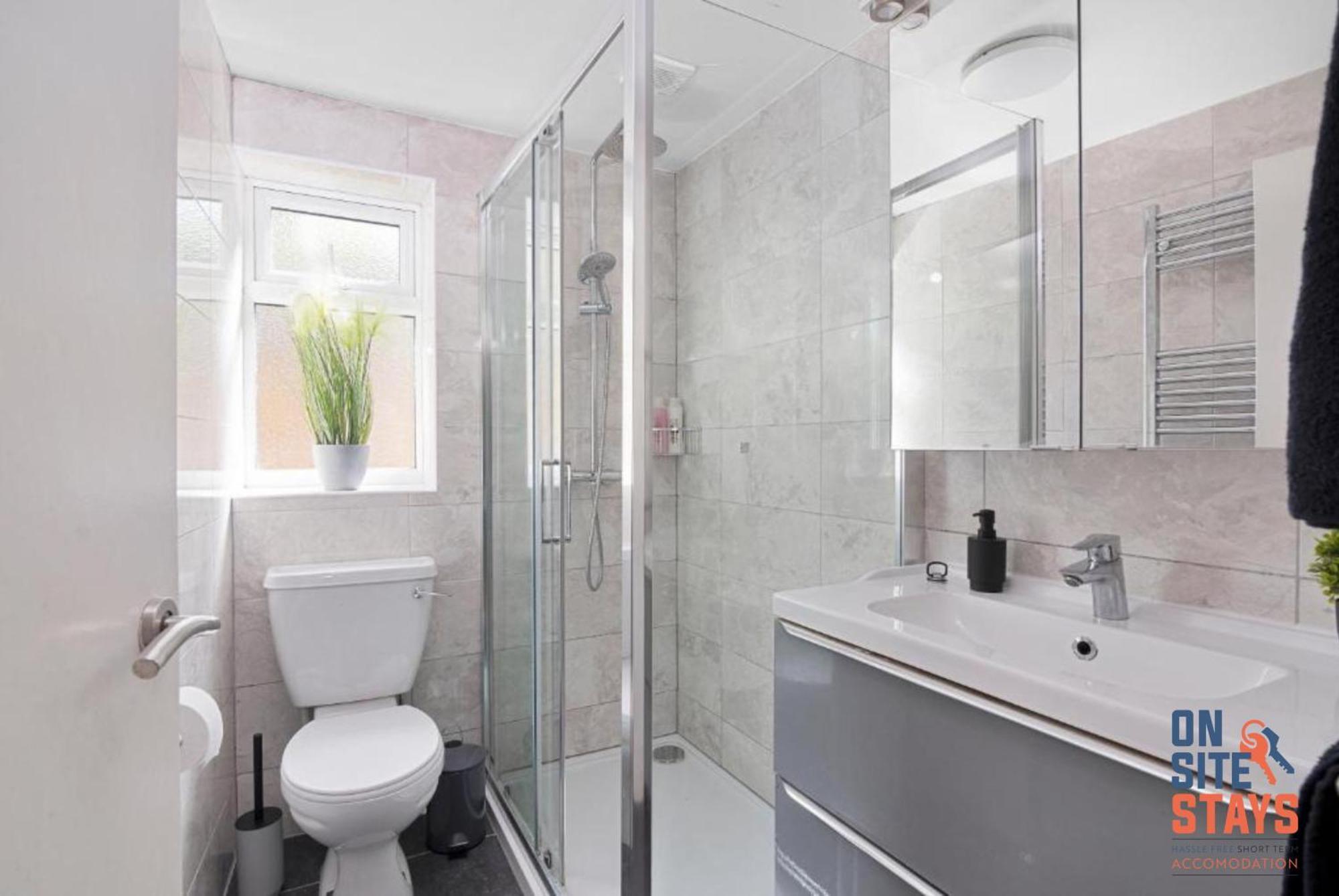 Onsitestays - Tranquil 2 Bedroom Apartment With Large Kitchen, Private Garden Near Wimbledon Station Лондон Екстер'єр фото