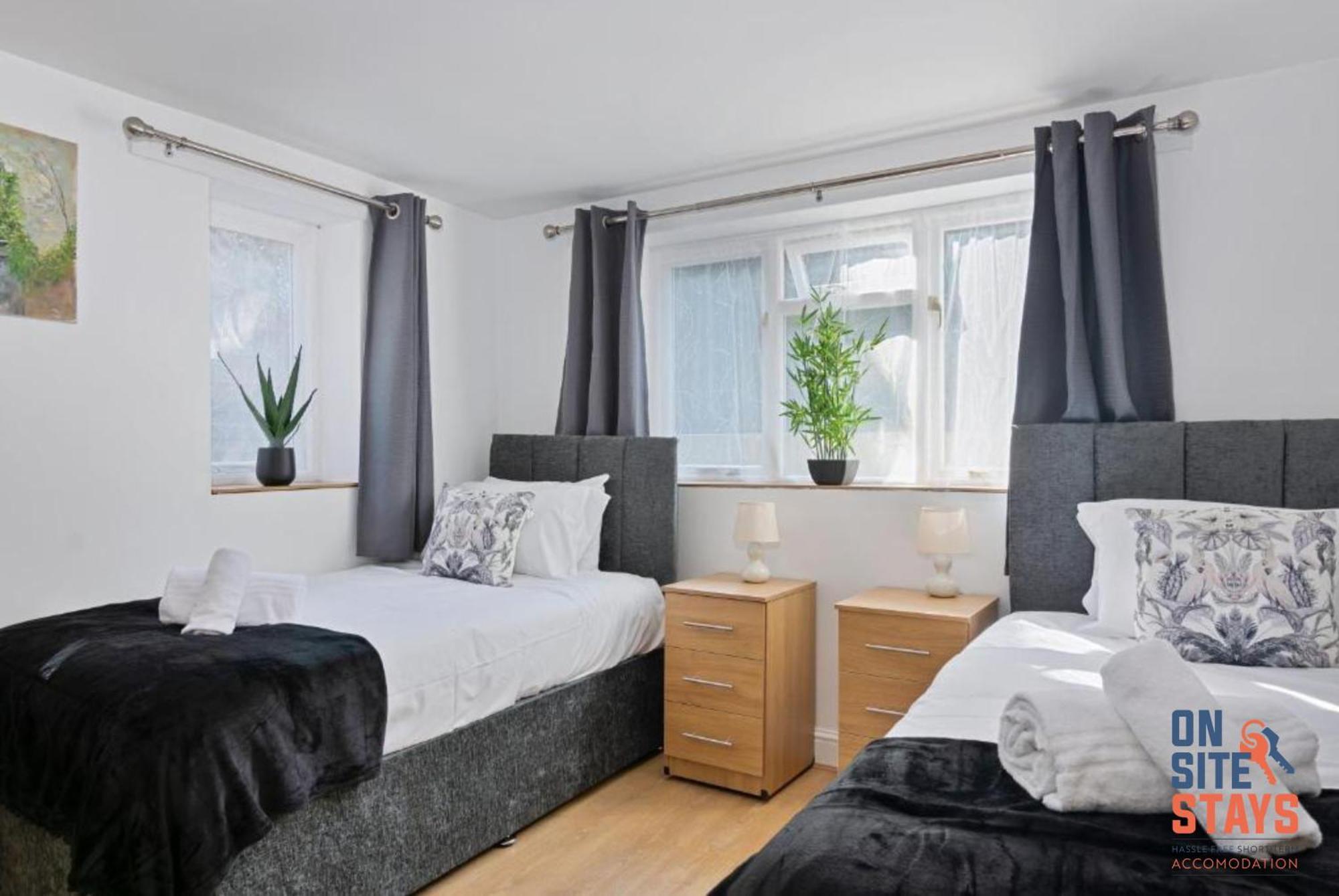 Onsitestays - Tranquil 2 Bedroom Apartment With Large Kitchen, Private Garden Near Wimbledon Station Лондон Екстер'єр фото