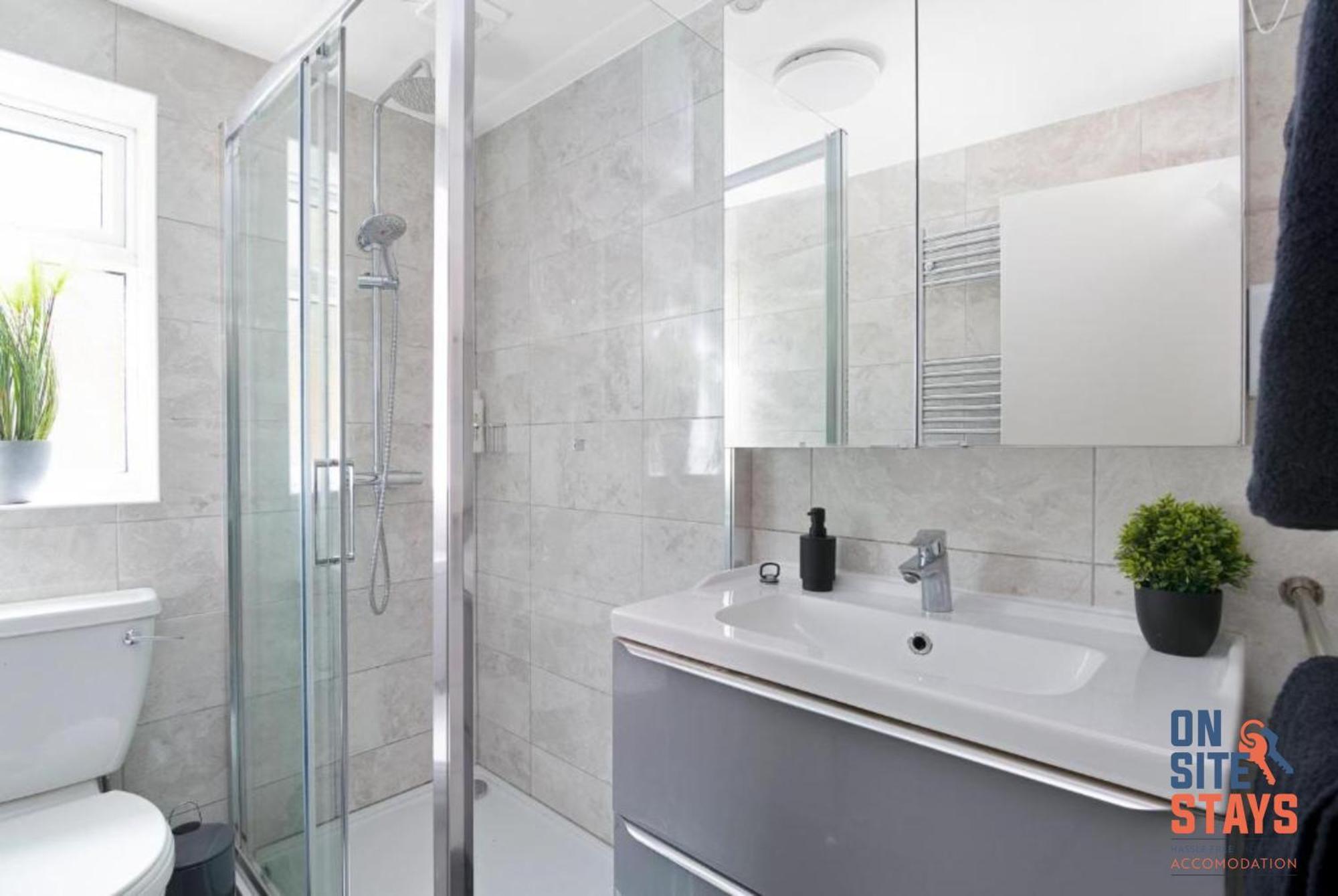Onsitestays - Tranquil 2 Bedroom Apartment With Large Kitchen, Private Garden Near Wimbledon Station Лондон Екстер'єр фото