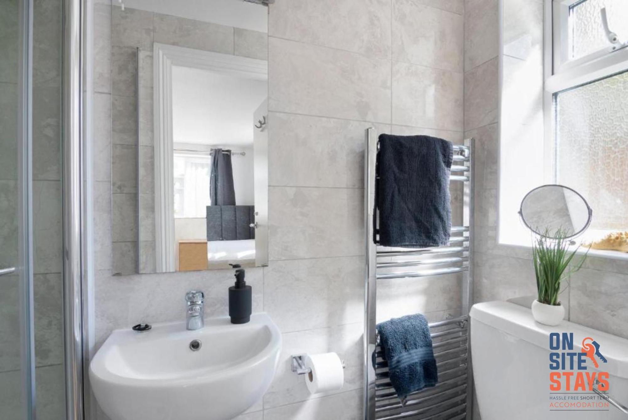 Onsitestays - Tranquil 2 Bedroom Apartment With Large Kitchen, Private Garden Near Wimbledon Station Лондон Екстер'єр фото