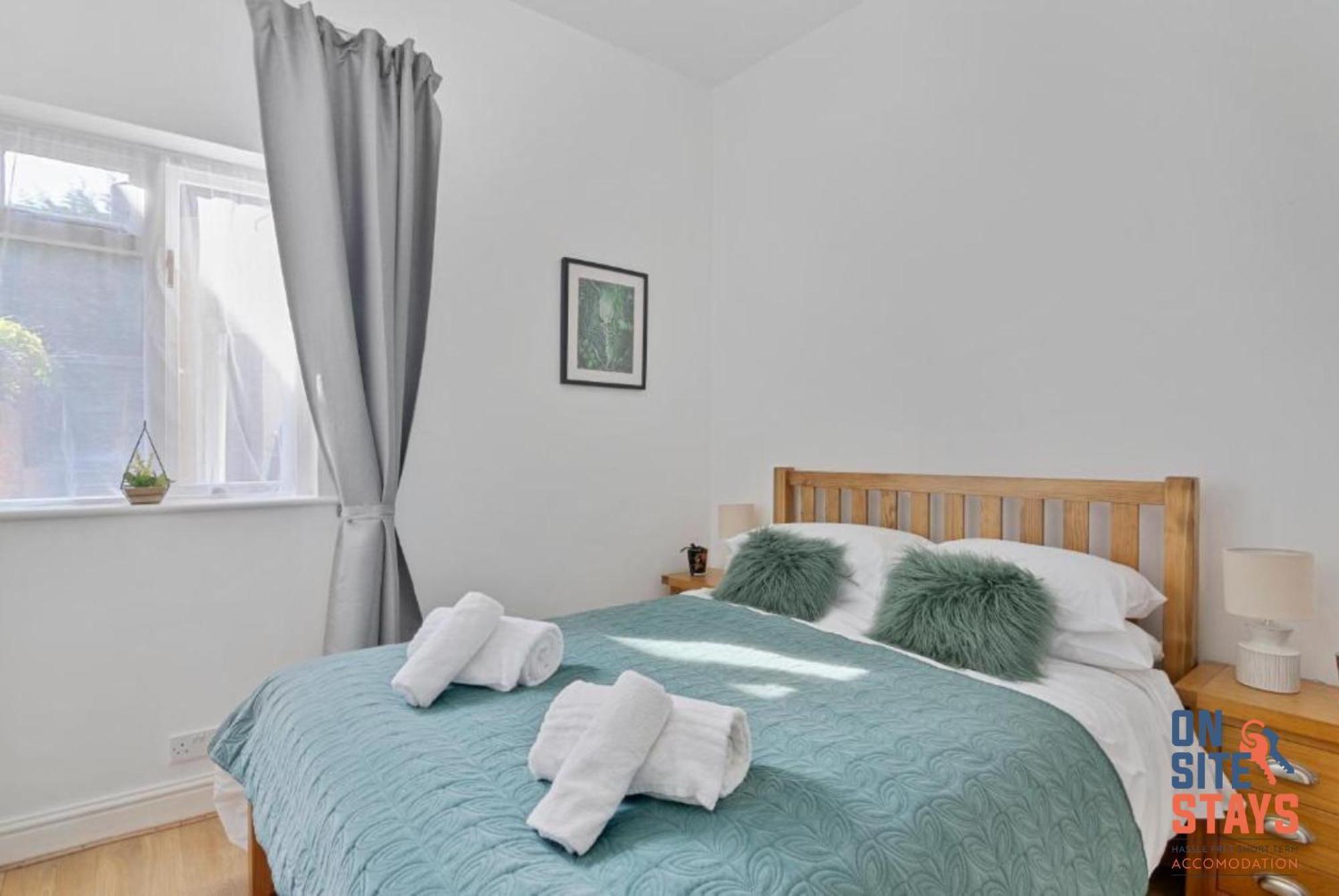 Onsitestays - Tranquil 2 Bedroom Apartment With Large Kitchen, Private Garden Near Wimbledon Station Лондон Екстер'єр фото