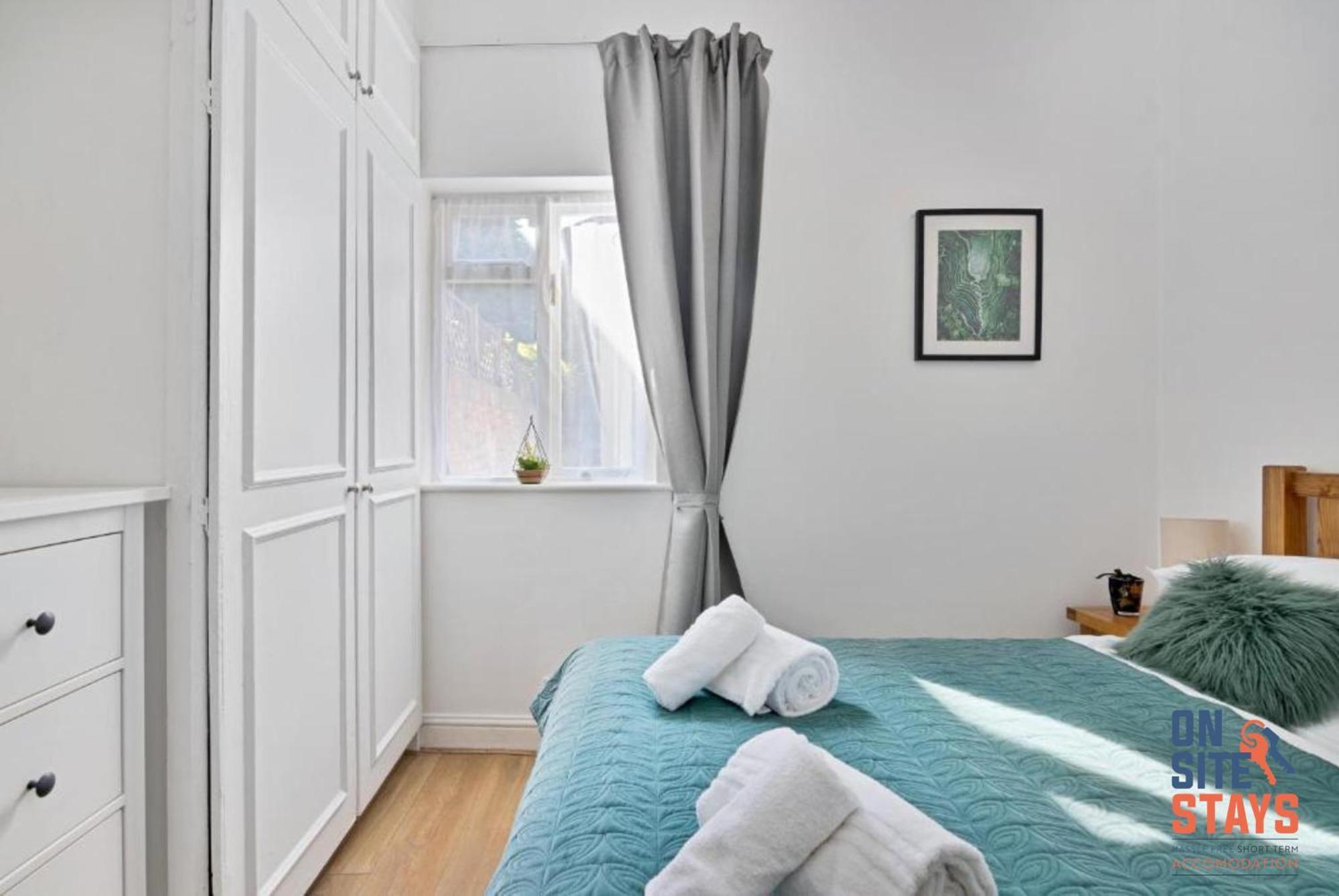 Onsitestays - Tranquil 2 Bedroom Apartment With Large Kitchen, Private Garden Near Wimbledon Station Лондон Екстер'єр фото