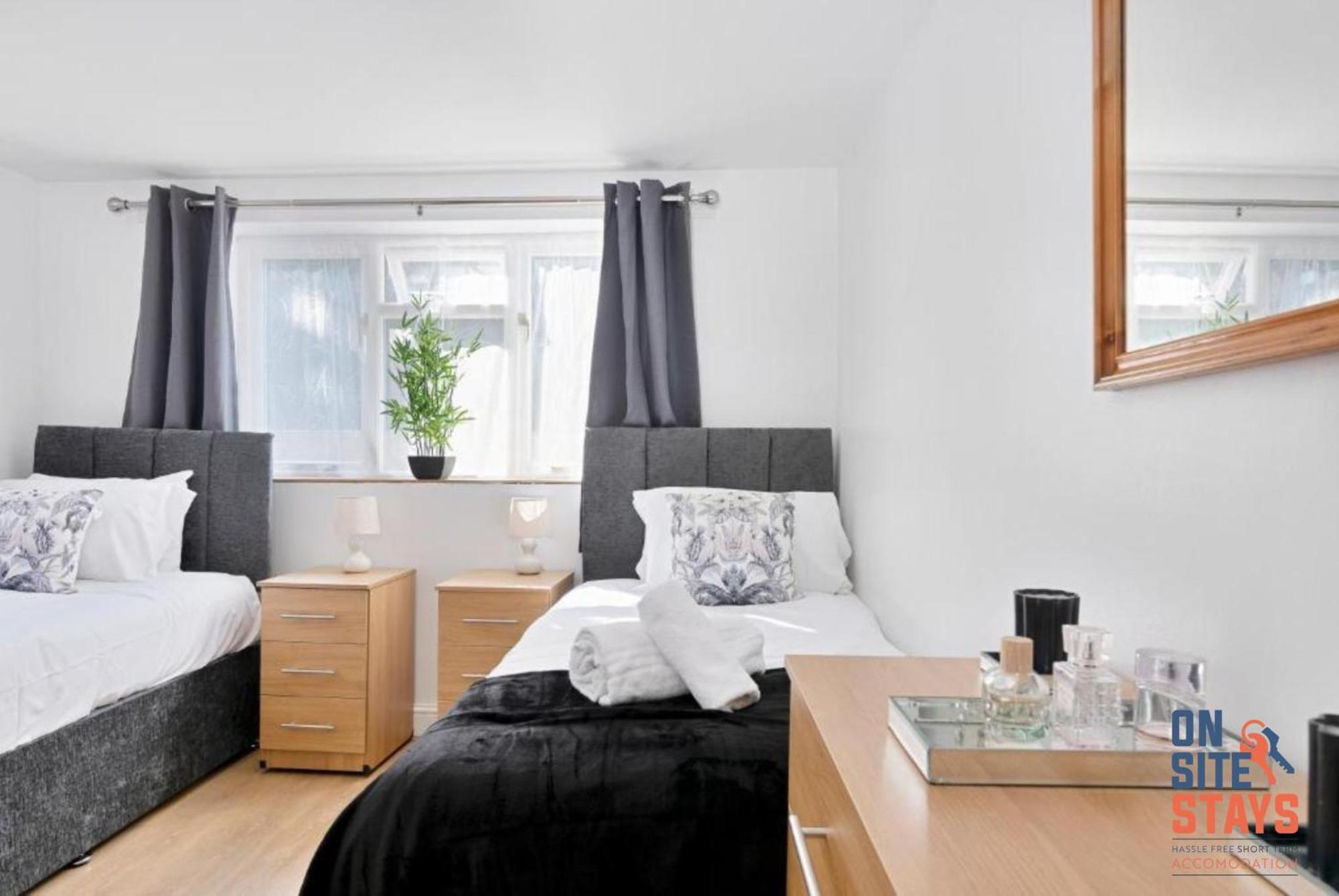 Onsitestays - Tranquil 2 Bedroom Apartment With Large Kitchen, Private Garden Near Wimbledon Station Лондон Екстер'єр фото