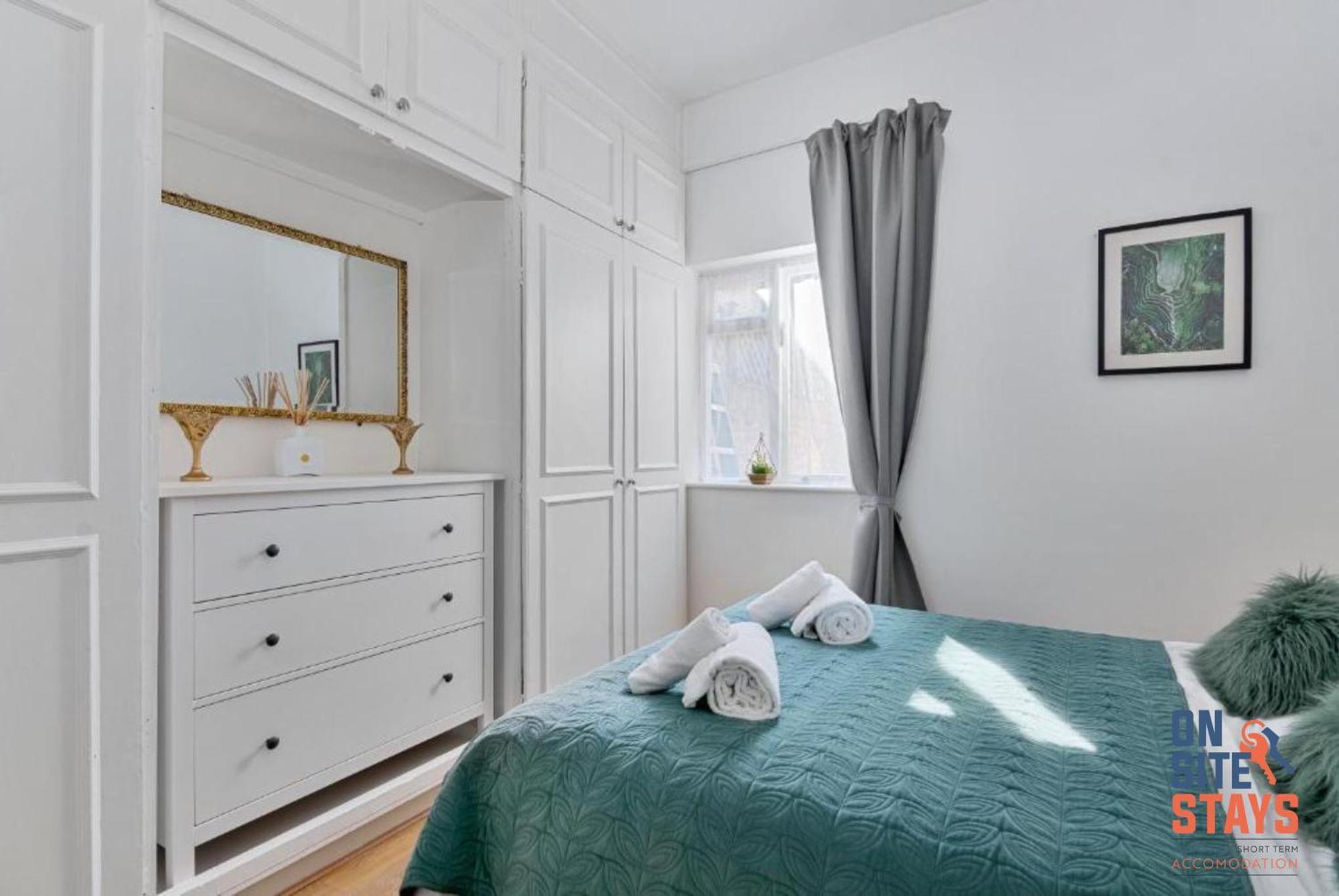 Onsitestays - Tranquil 2 Bedroom Apartment With Large Kitchen, Private Garden Near Wimbledon Station Лондон Екстер'єр фото
