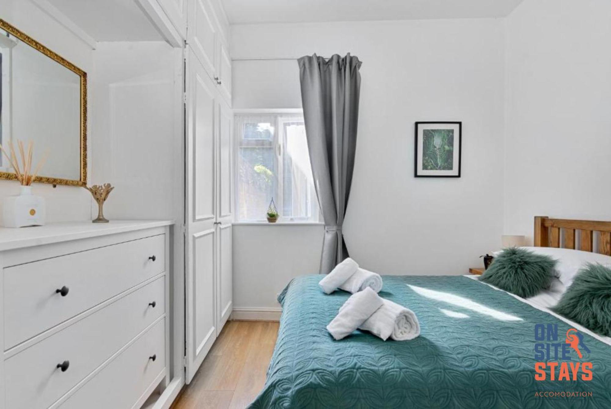 Onsitestays - Tranquil 2 Bedroom Apartment With Large Kitchen, Private Garden Near Wimbledon Station Лондон Екстер'єр фото