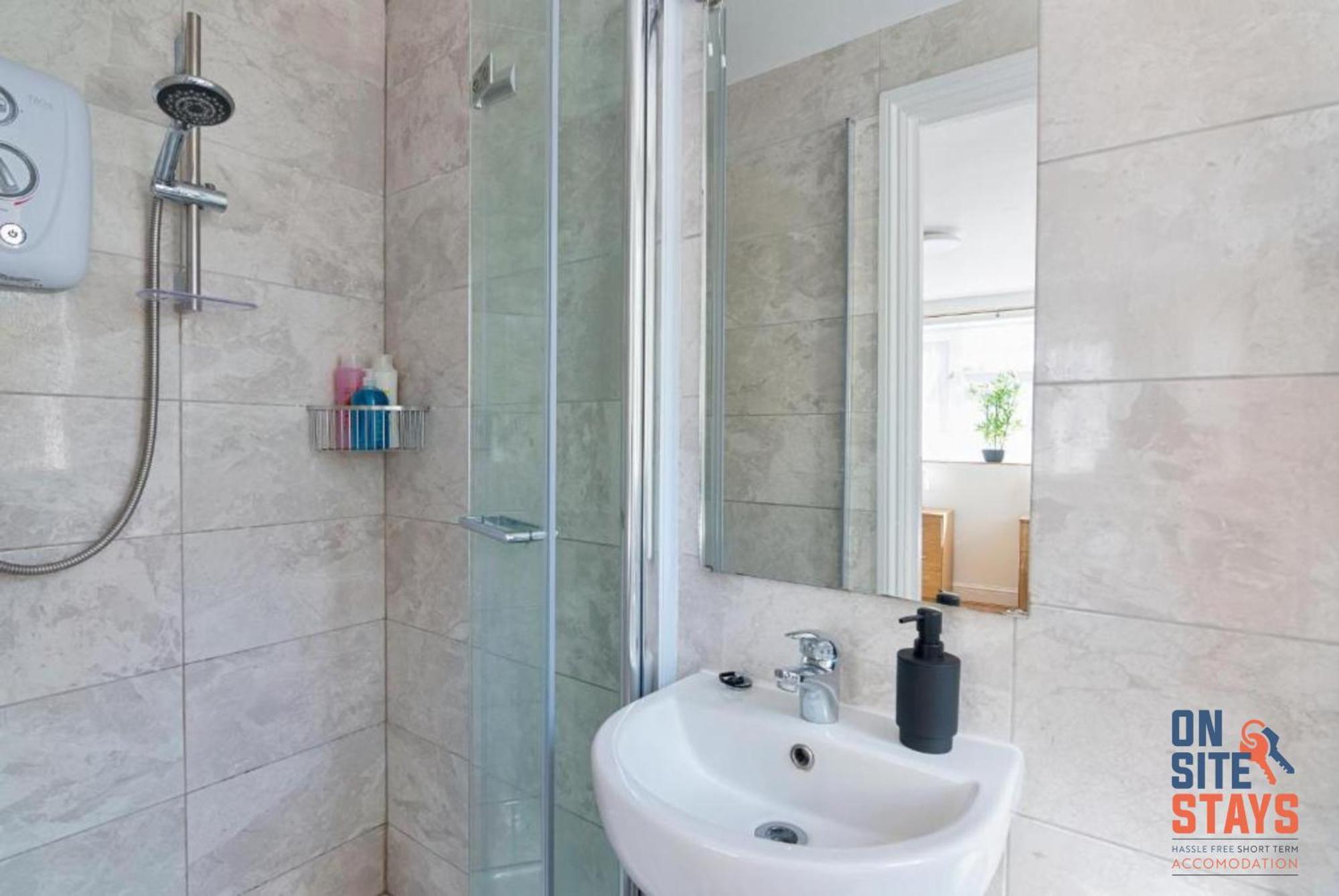 Onsitestays - Tranquil 2 Bedroom Apartment With Large Kitchen, Private Garden Near Wimbledon Station Лондон Екстер'єр фото